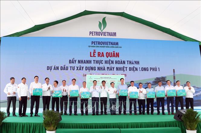 Tặng quà cho các đơn vị tham gia ký kết thi đua phát động đẩy nhanh hoàn thành Dự án Nhiệt điện Long Phú 1. Ảnh: Trung Hiếu. TTXVN