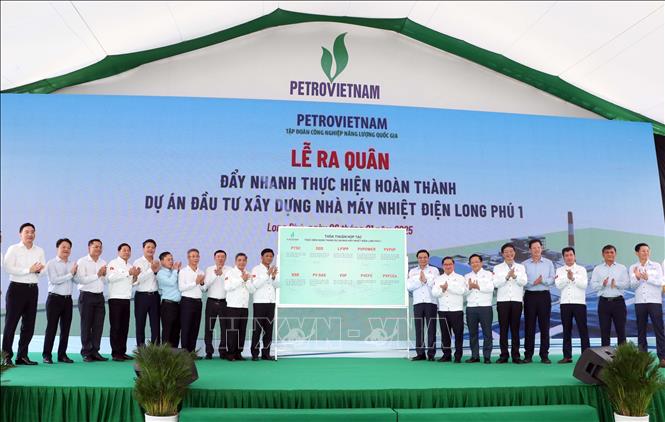 Lãnh đạo các tỉnh trong khu vực và lãnh đạo Tập đoàn Dầu khí Việt Nam tại buổi lễ. Ảnh: Trung Hiếu. TTXVN