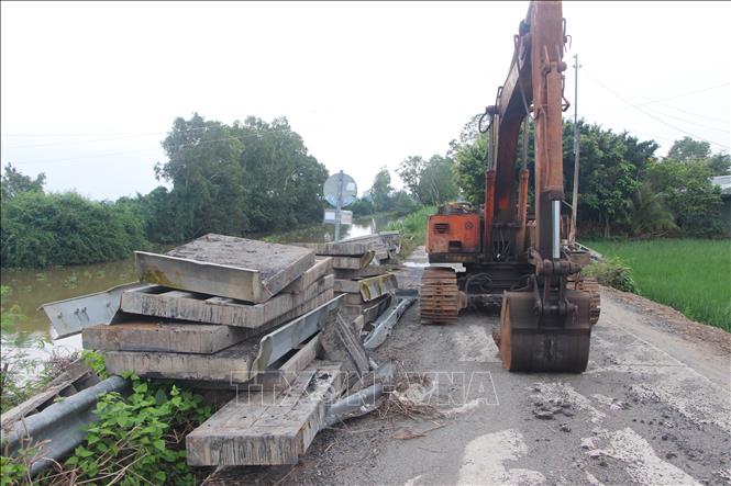 Phương tiện cơ giới tạm dừng thi công do vướng mặt bằng. Ảnh: Chanh Đa - TTXVN