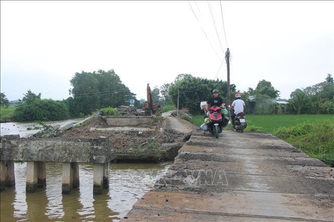 Cầu tạm không có thành cầu, gây khó khăn và tiềm ẩn nguy cơ tai nạn cho người tham gia giao thông. Ảnh: Chanh Đa - TTXVN