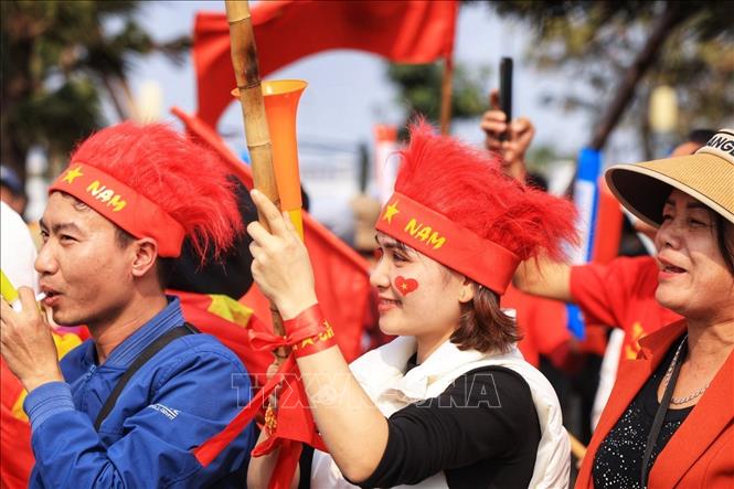 Người hâm mộ vui mừng khi đội tuyển Việt Nam giành chức vô địch AFF Cup 2024. Ảnh: Tuấn Anh - TTXVN 