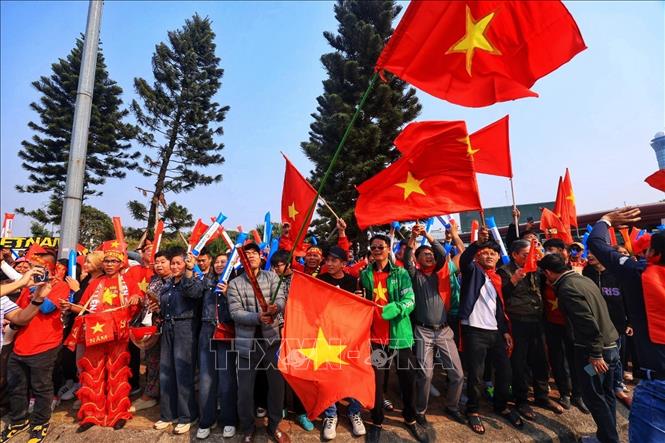 Các cổ động viên và người hâm mộ đến sân bay Nội Bài từ rất sớm để chờ đón và chúc mừng đội tuyển Việt Nam. Ảnh: Tuấn Anh - TTXVN