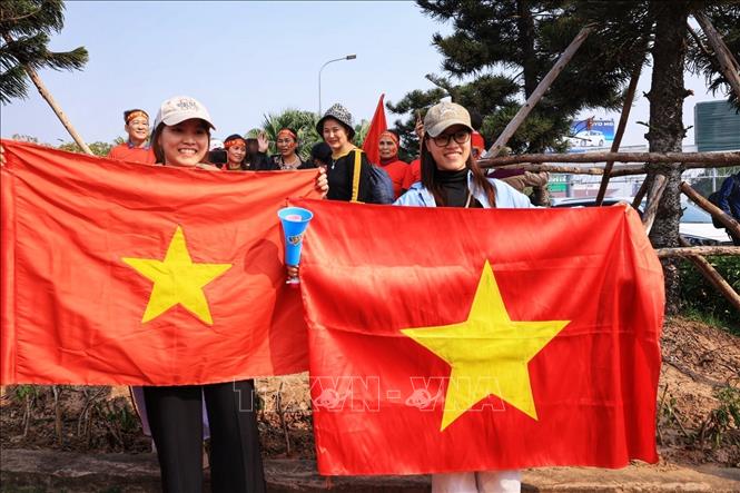 Nhiều bạn trẻ chờ đón đội tuyển. Ảnh: Tuấn Anh - TTXVN 