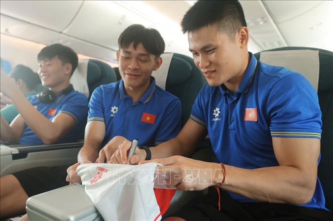 Tuấn Hải ký tặng cho đồng đội khi máy bay vừa hạ cánh. Ảnh: Minh Quyết - TTXVN