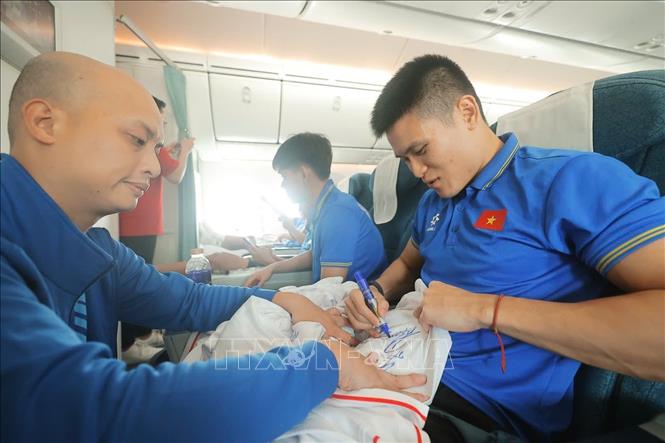 Tuấn Hải ký tặng cho người hâm mộ. Ảnh: Minh Quyết - TTXVN