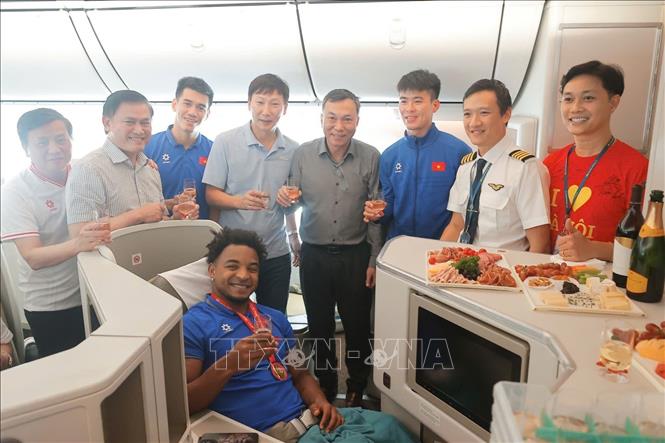 Lãnh đạo VFF, Ban huấn luyện đội tuyển và tiền đạo Xuân Son chụp ảnh chung khi máy bay vừa hạ cánh. Ảnh: Minh Quyết - TTXVN