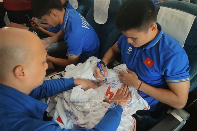 Tuấn Hải ký tặng người hâm mộ. Ảnh: Minh Quyết - TTXVN