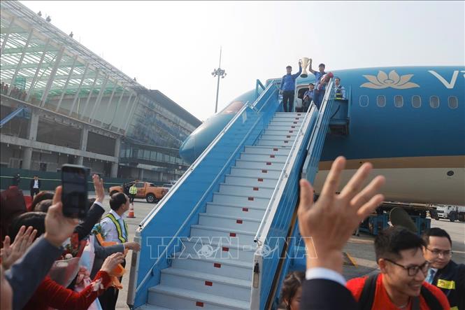 Đội tuyển Việt Nam về đến Hà Nội với chiếc cúp vô địch ASEAN Cup 2024 dành tặng người hâm mộ cả nước. Ảnh: Minh Quyết - TTXVN