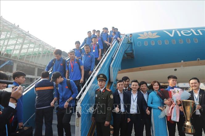 Đội tuyển bóng đá nam quốc gia về tới sân bay quốc tế Nội Bài (Hà Nội). Ảnh: Minh Quyết - TTXVN