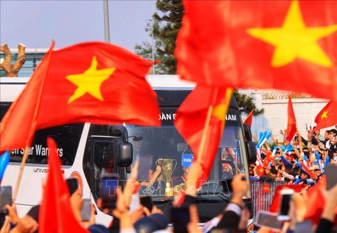 Khá đông cổ động viên đã có mặt tại sân bay Nội Bài để chào đón đội tuyển Việt Nam. Ảnh: Tuấn Anh - TTXVN 