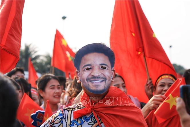 Người hâm mộ mang theo ảnh cầu thủ Nguyễn Xuân Son đến chào mừng đội tuyển. Ảnh: Tuấn Anh - TTXVN 