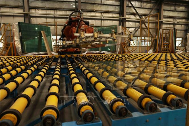 Sản xuất kính xây dựng ở Nhà máy Kính CFG Ninh Bình, KCN Khánh Cư, huyện Yên Khánh, tỉnh Ninh Bình. Ảnh: Vũ Sinh - TTXVN