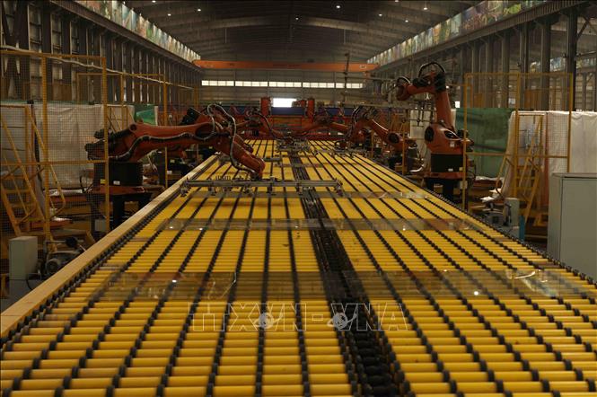 Sản xuất kính xây dựng ở Nhà máy Kính CFG Ninh Bình, KCN Khánh Cư, huyện Yên Khánh, tỉnh Ninh Bình. Ảnh: Vũ Sinh - TTXVN