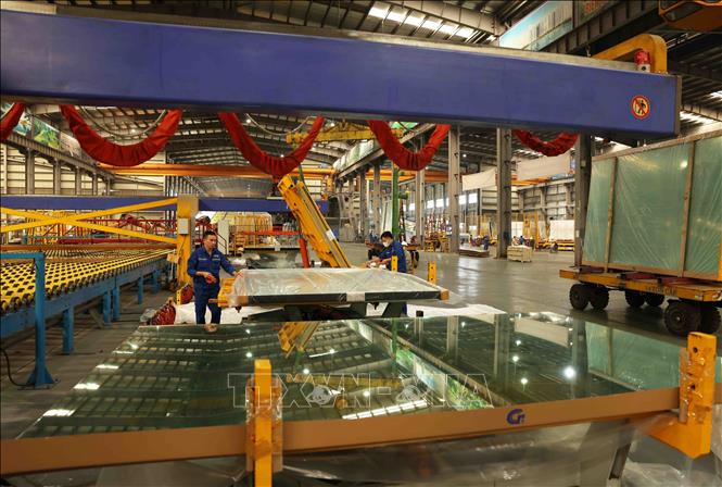 Sản xuất kính xây dựng ở Nhà máy Kính CFG Ninh Bình, KCN Khánh Cư, huyện Yên Khánh, tỉnh Ninh Bình. Ảnh: Vũ Sinh - TTXVN