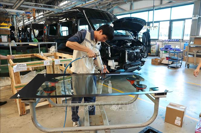 Lắp ráp ô tô ở nhà máy của Tập đoàn Thành Công, KCN Gián Khẩu, huyện Gia Viễn, tỉnh Ninh Bình. Ảnh: Vũ Sinh - TTXVN 
