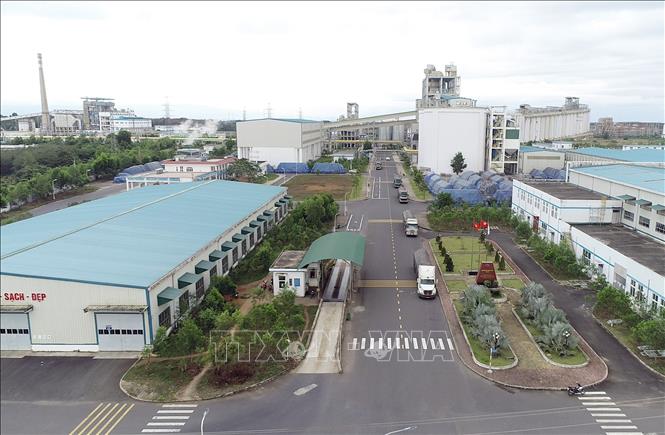 Cổng xuất hàng nhà máy Alumin Nhân Cơ. Ảnh: TTXVN phát