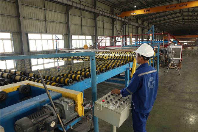 Sản xuất kính xây dựng ở Nhà máy Kính CFG Ninh Bình, KCN Khánh Cư, huyện Yên Khánh, tỉnh Ninh Bình. Ảnh: Vũ Sinh - TTXVN