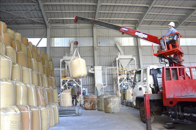 Đóng gói, bốc xếp sản phẩm tại nhà máy Alumin Nhân Cơ. Ảnh: TTXVN phát