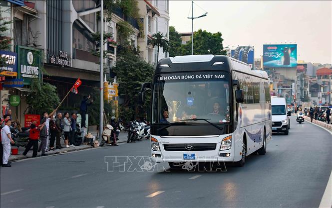 Người hâm mộ chào đón đội tuyển bóng đá Việt Nam dọc bên đường Âu Cơ. Ảnh: Thanh Tùng - TTXVN