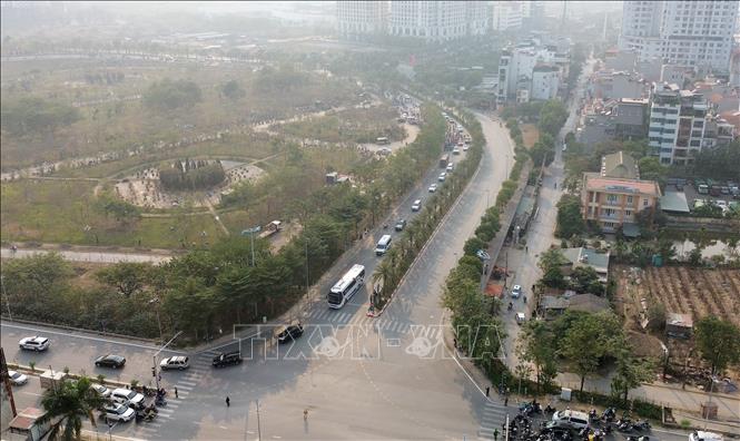 Cổ động viên đi theo đoàn xe chở đội tuyển bóng đá Việt Nam từ sân bay Nội Bài về thành phố. Ảnh: Quốc Khánh - TTXVN