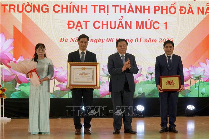 Giáo sư, Tiến sỹ Nguyễn Xuân Thắng, Ủy viên Bộ Chính trị, Giám đốc Học viện Chính trị quốc gia Hồ Chí Minh, Chủ tịch Hội đồng Lý luận Trung ương (thứ 2, từ phải sang) trao Quyết định công nhận Trường Chính trị thành phố Đà Nẵng đạt chuẩn mức 1. Ảnh: Quốc Dũng - TTXVN