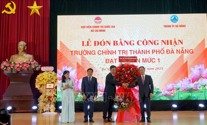 Ông Nguyễn Văn Quảng, Ủy viên Trung ương Đảng, Bí thư Thành ủy, Trưởng Đoàn đại biểu Quốc hội thành phố Đà Nẵng chúc mừng Ban Giám hiệu Trường Chính trị thành phố Đà Nẵng. Ảnh: Quốc Dũng - TTXVN