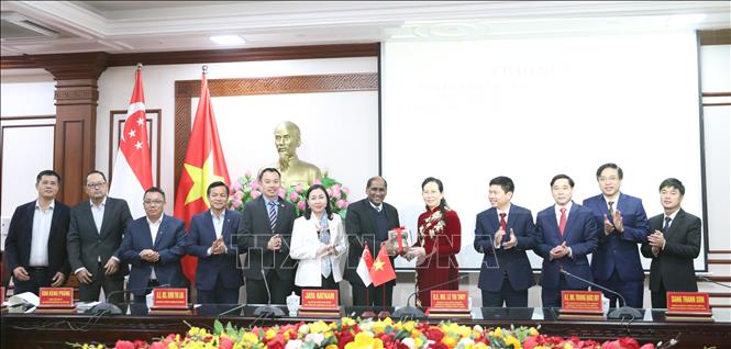 Bí thư TỈnh ủy Hà Nam Lê Thị Thủy tặng quà lưu niệm cho ông Jaya Ratnam, Đại sứ đặc mệnh toàn quyền nước Cộng hòa Singapore. Ảnh: Thanh Tuấn - TTXVN