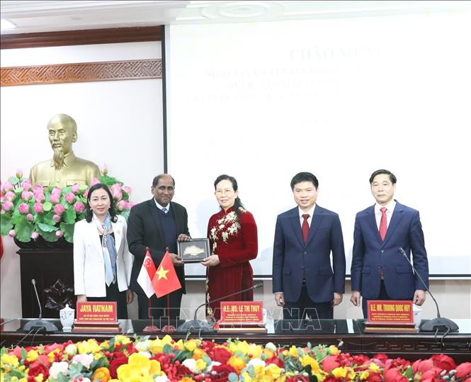 Ông Jaya Ratnam, Đại sứ đặc mệnh toàn quyền nước Cộng hòa Singapore tặng quà lưu niệm cho lãnh đạo tỉnh Hà Nam. Ảnh: Thanh Tuấn - TTXVN 