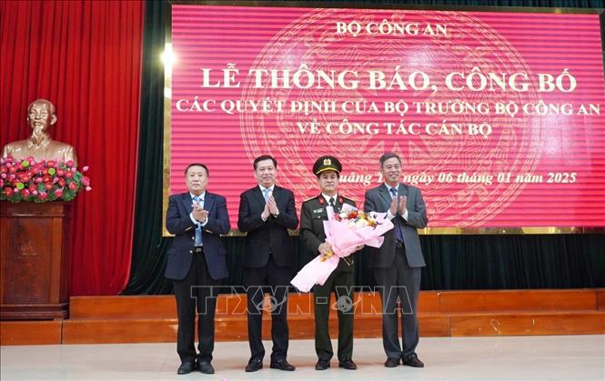 Lãnh đạo tỉnh Quảng Trị tặng hoa chúc mừng và chia tay Đại tá Nguyễn Đức Hải, đến nhận công tác và giữ chức vụ Giám đốc Công an tỉnh Đồng Nai. Ảnh: Thanh Thuỷ-TTXVN