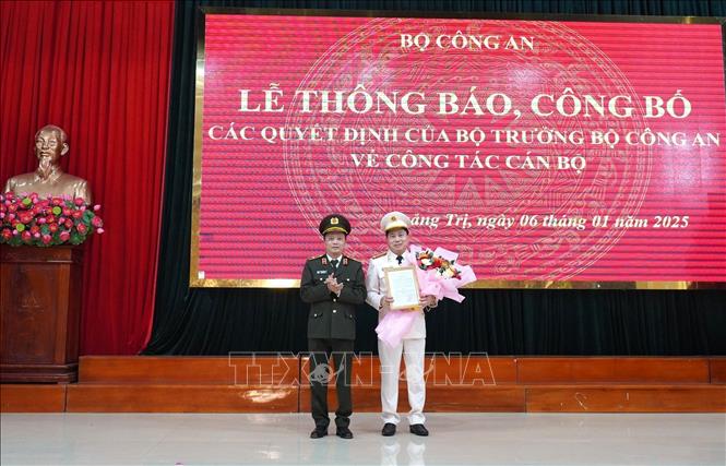 Trao quyết định bổ nhiệm cho Đại tá Vũ Văn Đấu giữ chức vụ Giám đốc Công an tỉnh Quảng Trị. Ảnh: Thanh thuỷ-TTXVN