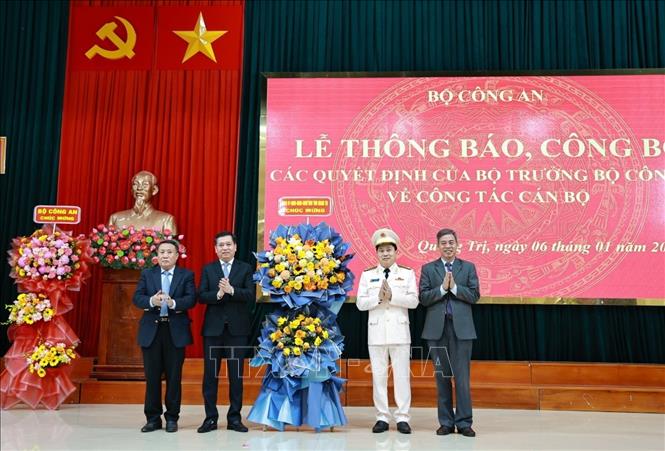 Lãnh đạo tỉnh Quảng Trị trao tặng hoa chúc mừng Đại tá Vũ Văn Đấu, tân Giám đốc Công an tỉnh Quảng Trị. Ảnh: Thanh Thuỷ-TTXVN