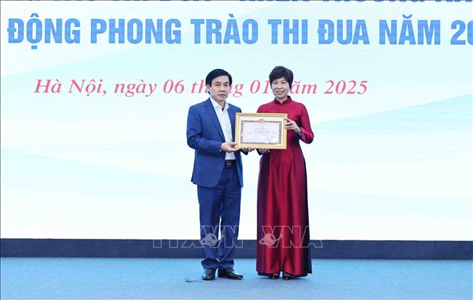 Đồng chí Nguyễn Quang Trường, Phó Bí thư Đảng ủy Khối các cơ quan Trung ương trao Bằng khen của Đảng bộ Khối tặng Đảng bộ Thông tấn xã Việt Nam. Ảnh: Minh Đức – TTXVN