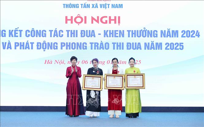 Đồng chí Vũ Việt Trang, Uỷ viên BCH Đảng bộ Khối các cơ quan Trung ương, Bí thư Đảng uỷ, Tổng giám đốc Thông tấn xã Việt Nam trao Huân chương Lao động hạng Nhất, hạng Nhì cho 3 cá nhân. Ảnh: Minh Đức – TTXVN
