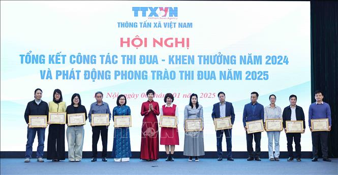 Đồng chí Vũ Việt Trang, Uỷ viên BCH Đảng bộ Khối các cơ quan Trung ương, Bí thư Đảng uỷ, Tổng giám đốc Thông tấn xã Việt Nam trao tặng Bằng khen cho các cá nhân.  Ảnh: Minh Đức – TTXVN