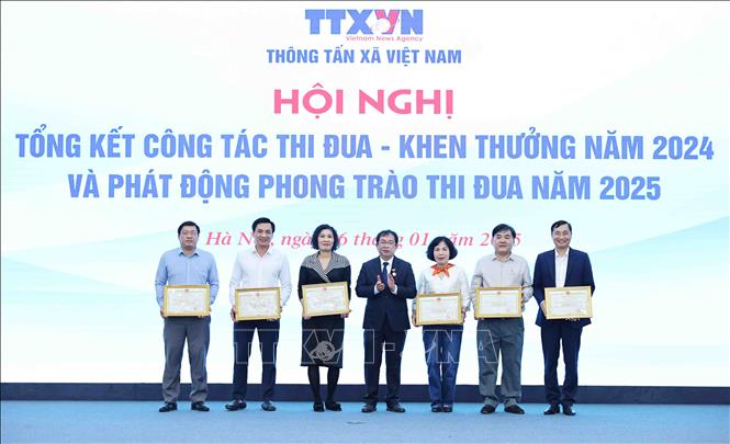 Phó bí thư Đảng ủy TTXVN, Phó tổng giám đốc TTXVN Nguyễn Tuấn Hùng trao danh hiệu Chiến sĩ thi đua cấp ngành TTXVN cho các cá nhân. Ảnh: Minh Đức – TTXVN