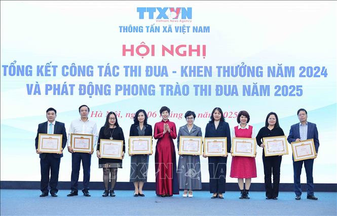 Đồng chí Vũ Việt Trang, Uỷ viên BCH Đảng bộ Khối các cơ quan Trung ương, Bí thư Đảng uỷ, Tổng giám đốc Thông tấn xã Việt Nam trao tặng giấy khen của Đảng ủy TTXVN cho các Đảng bộ, Chi bộ. Ảnh: Minh Đức – TTXVN