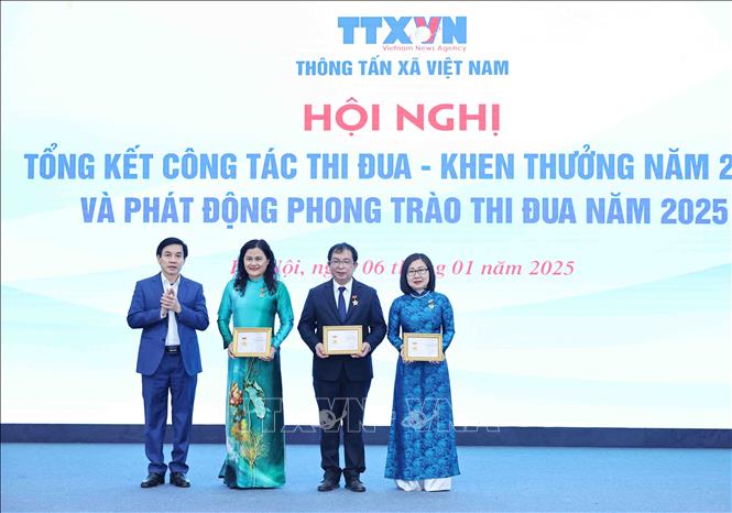 Đồng chí Nguyễn Quang Trường, Phó Bí thư Đảng ủy Khối các cơ quan Trung ương trao Kỷ niệm chương 