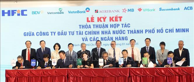 Lễ ký kết thoả thuận hợp tác giữa HFIC và các ngân hàng, nhằm tăng cường huy động nguồn vốn cho các dự án phát triển hạ tầng trọng điểm của Tp. Hồ Chí Minh. Ảnh: Hứa Chung-TTXVN