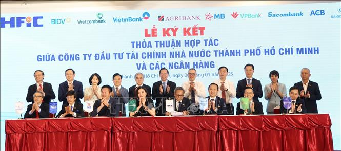 Lễ ký kết thoả thuận hợp tác giữa HFIC và các ngân hàng. Ảnh: Hứa Chung-TTXVN