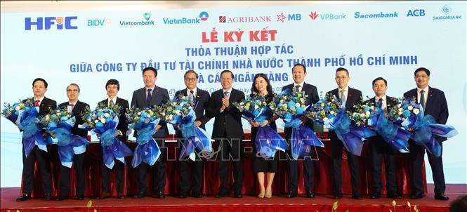 Lãnh đạo UBND Tp. Hồ Chí Minh cùng các ngân hàng tham gia lễ ký kết thỏa thuận hợp tác. Ảnh: Hứa Chung - TTXVN