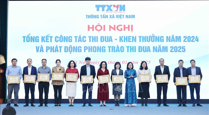 Phó tổng giám đốc TTXVN Đoàn Thị Tuyết Nhung trao Bằng khen của Tổng giám đốc tặng các tập thể. Ảnh: Minh Đức – TTXVN