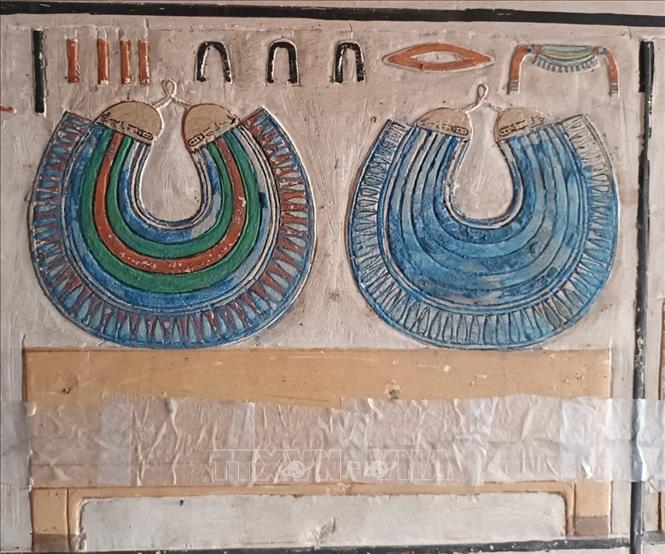 Hoa văn điêu khắc bên trong lăng mộ cổ thuộc loại kiến trúc mastaba tại khu di tích Saqqara, phía nam thủ đô Cairo, Ai Cập. Ảnh: THX/TTXVN