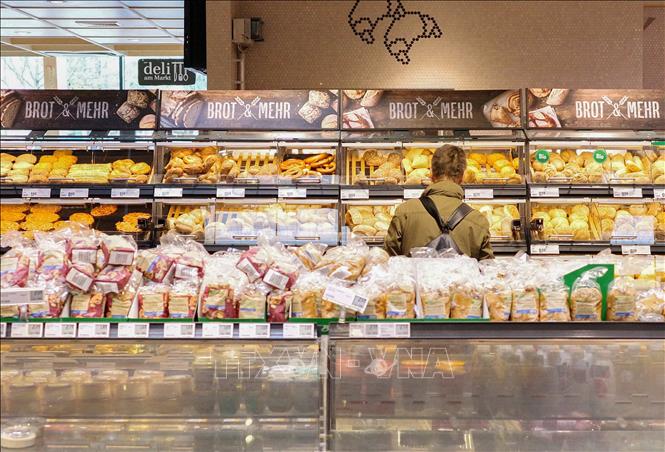 Người tiêu dùng mua sắm tại siêu thị ở Berlin, Đức. Ảnh: THX/TTXVN