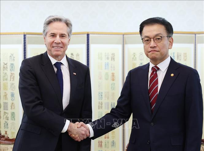 Ngoại trưởng Antony Blinken (trái) hội kiến quyền Tổng thống Hàn Quốc Choi Sang-mok tại thủ đô Seoul, ngày 6/1/2025. Ảnh: YONHAP/TTXVN