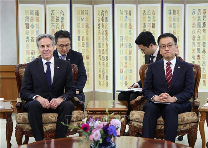 Ngoại trưởng Antony Blinken (trái, trước) hội kiến quyền Tổng thống Hàn Quốc Choi Sang-mok (phải, trước) tại thủ đô Seoul, ngày 6/1/2025. Ảnh: YONHAP/TTXVN