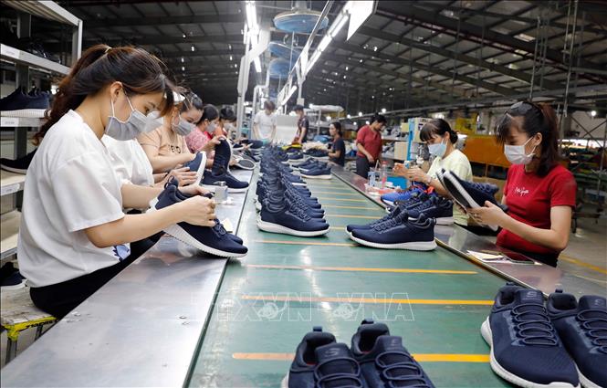 Sản xuất giày xuất khẩu tại Công ty Giày Hồng An, xã Liên Sơn, huyện Lương Sơn, tỉnh Hòa Bình. Ảnh: Trần Việt - TTXVN