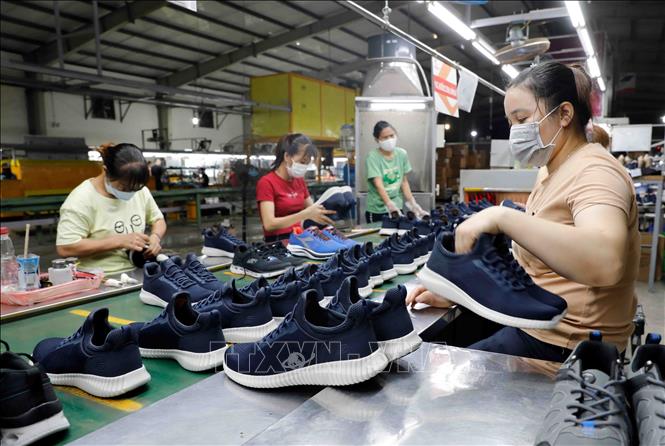 Sản xuất giày xuất khẩu tại Công ty Giày Hồng An, xã Liên Sơn, huyện Lương Sơn, tỉnh Hòa Bình. Ảnh: Trần Việt - TTXVN