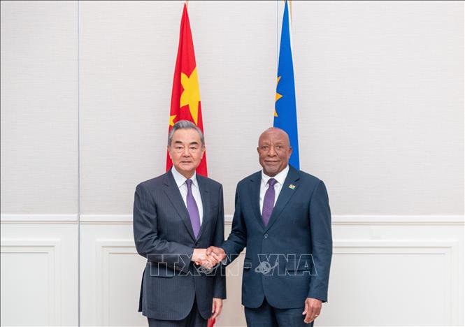 Bộ trưởng Ngoại giao Trung Quốc Vương Nghị (trái) trong cuộc gặp Tổng thống Namibia Nangolo Mbumba tại Swakopmund, Namibia ngày 6/1/2025. Ảnh: THX/TTXVN