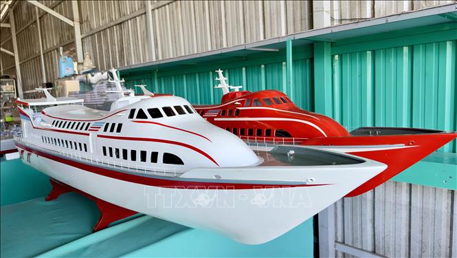 Mô hình tàu cao tốc vượt biển vừa hoàn thiện. Ảnh: Thanh Sang-TTXVN