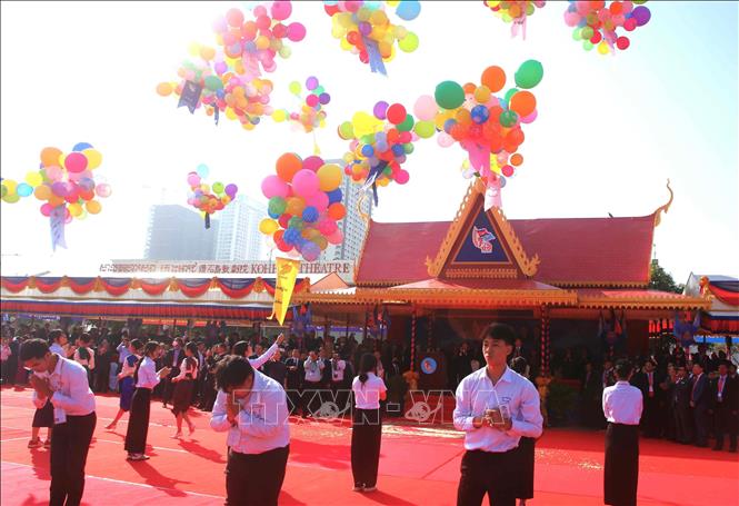 Nghi thức thả bóng bay tại lễ mít tinh kỷ niệm. Ảnh: Hoàng Minh - PV TTXVN tại Campuchia 
